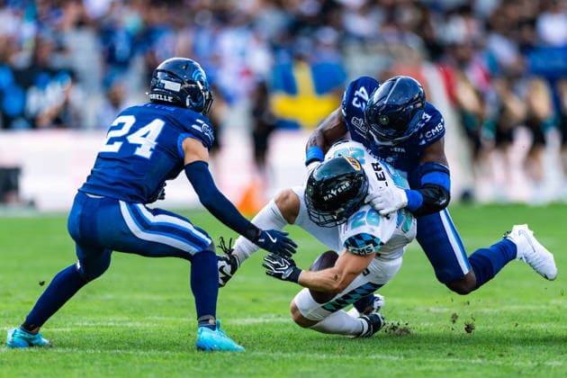 Lucky Ogbevoen (Nordic Storm, 43) tackles Benedikt Pohler (Munich Ravens, 26) during a rushing play. Mitch Fettig (Nordic Storm, 24) closes in. 29.08.2026, Innsbruck, European Football Alliance, Championship Game, Munich Ravens - Nordic Storm. Innsbruck Tivoli Stadium Austria Copyright: xPFA RicoxDoninellix