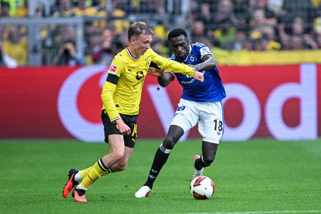 1. Bundesliga 26 27 - Borussia Dortmund - Hamburger SV am 29.08.2026 an der Bremer Brücke in Osnabrück Maximilian Beier (Dortmund) im Zweikampf gegen Bakery Jatta (Hamburg) *** 1 Bundesliga 26 27 Borussia Dortmund vs. Hamburger SV on August 29, 2026, at the Bremer Brücke in Osnabrück; Maximilian Beier of Dortmund in a duel against Bakery Jatta of Hamburg MT