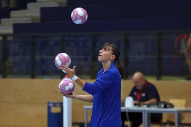 Handball, Alsco HBF1: HC Leipzig - Borussia Dortmund; 29.08.2026 Alina Gaubatz (11, HC Leipzig) als Jongleur mit drei Bällen. Alsco Handball Bundesliga Frauen HBF1, Saison 2026 2027, 1. Spieltag: HC Leipzig vs. Borussia Dortmund am 29.08.2026 im Sportcenter Markranstädt. Copyright: xBEAUTIFULxSPORTS JanxKaeferx