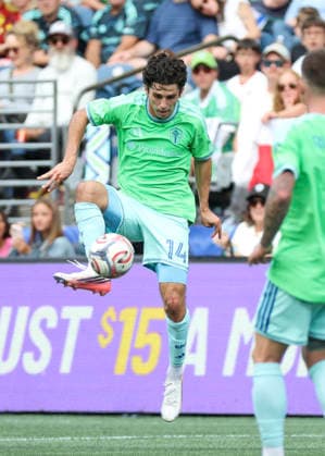 SEATTLE, WA - AUGUST 29: Seattle Sounders FC midfielder Paul Rothrock (14) traps the ball in the second half during the MLS, Fussball Herren, USA match between Chicago Fire FC and Seattle Sounders FC on August 29, 2026 at Lumen Field in Seattle, Washington. (Photo by Leslie Plaza Johnson Icon Sportswire) SOCCER: AUG 29 MLS Seattle Sounders FC vs Chicago Fire FC EDITORIAL USE ONLY Icon260829030
