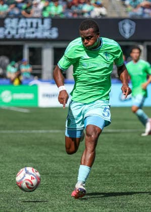 SEATTLE, WA - AUGUST 29: Seattle Sounders FC defender Nouhou Tolo (5) sprints to trap the ball in the first half during the MLS, Fussball Herren, USA match between Chicago Fire FC and Seattle Sounders FC on August 29, 2026 at Lumen Field in Seattle, Washington. (Photo by Leslie Plaza Johnson Icon Sportswire) SOCCER: AUG 29 MLS Seattle Sounders FC vs Chicago Fire FC EDITORIAL USE ONLY Icon260829038