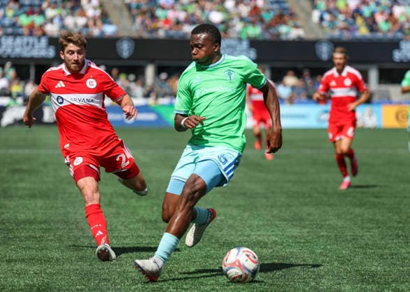 SEATTLE, WA - AUGUST 29: Chicago Fire FC defender Jonathan Dean (24) chases Seattle Sounders FC defender Nouhou Tolo (5) in the first half during the MLS, Fussball Herren, USA match between Chicago Fire FC and Seattle Sounders FC on August 29, 2026 at Lumen Field in Seattle, Washington. (Photo by Leslie Plaza Johnson Icon Sportswire) SOCCER: AUG 29 MLS Seattle Sounders FC vs Chicago Fire FC EDITORIAL USE ONLY Icon260829039