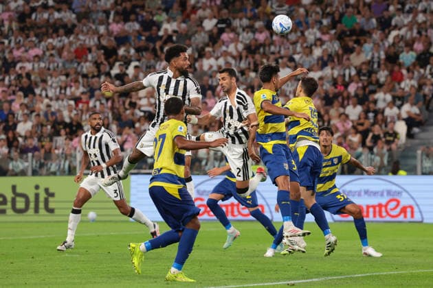 Juventus v Parma - Serie A - Allianz Stadium Turin, Italy, 29th August 2026. Douglas Luiz of Juventus climbs above Christian Ordonez of Parma Calcio to head goalwards during the Juventus vs Parma Serie A match at Allianz Stadium, Turin. Picture credit should read: Jonathan Moscrop Turin Allianz Stadium Italy