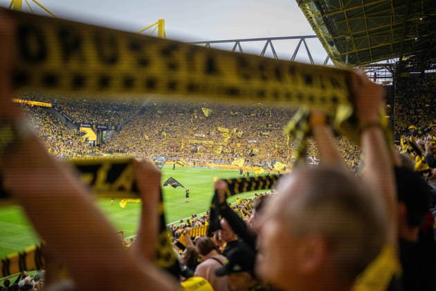 1. Bundesliga 26 27 - Borussia Dortmund - Hamburger SV am 29.08.2026 an der Bremer Brücke in Osnabrück Fans des BVB halten ihre Schals in die Luft. *** 1 Bundesliga 26 27 Borussia Dortmund vs. Hamburger SV on August 29, 2026, at the Bremer Brücke in Osnabrück. BVB fans hold their scarves aloft. MT