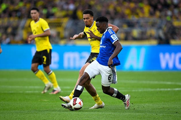 1. Bundesliga 26 27 - Borussia Dortmund - Hamburger SV am 29.08.2026 an der Bremer Brücke in Osnabrück Albert Lokonga (Hamburg) im Zweikampf gegen Felix Nmecha (Dortmund). *** 1 Bundesliga 26 27 Borussia Dortmund vs. Hamburger SV on August 29, 2026, at the Bremer Brücke in Osnabrück; Albert Lokonga (Hamburg) in a tackle against Felix Nmecha (Dortmund) MT