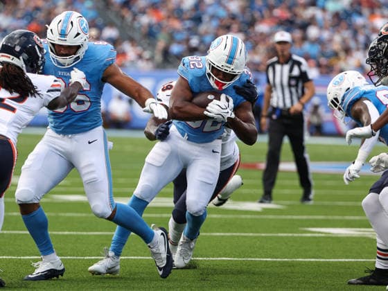 NFL, American Football Herren, USA 2026: Bears Vs Titans AUG 29 Aug 29, 2026; Nashville, Tennessee, USA; Tennessee Titans running back Nick Singleton (32) tries to break a tackle as pushes across the line of scrimmage during the NFL preseason game between the Chicago Bears and the Tennessee Titans at Nissan Stadium (Nashville). Mandatory Credit: Stephen Furst-Cal Media (Credit Image: Â Stephen Furst Cal Sport Media) Nashville Tennessee USA EDITORIAL USE ONLY Copyright: xx ZUMA-20260829_zma_c04_086.jpg StephenxFurstx csmphotothree515289