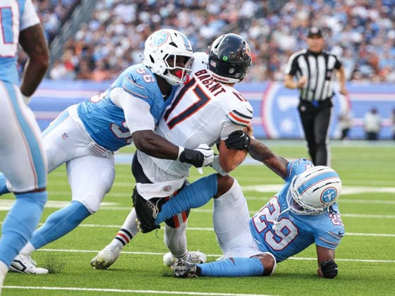 NFL, American Football Herren, USA 2026: Bears Vs Titans AUG 29 Aug 29, 2026; Nashville, Tennessee, USA; Chicago Bears quarterback Tyson Bagent (17) is tackled by Tennessee Titans defensive end Truman Jones (56) and Tennessee Titans cornerback Keydrain Calligan (29) during the NFL preseason game between the Chicago Bears and the Tennessee Titans at Nissan Stadium (Nashville). Mandatory Credit: Stephen Furst-Cal Media (Credit Image: Â Stephen Furst Cal Sport Media) Nashville Tennessee USA EDITORIAL USE ONLY Copyright: xx ZUMA-20260829_zma_c04_085.jpg StephenxFurstx csmphotothree515290