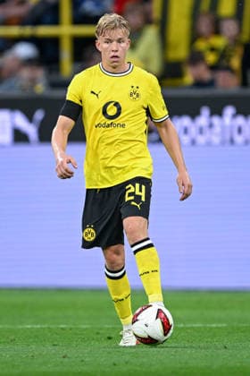 1. Bundesliga 26 27 - Borussia Dortmund - Hamburger SV am 29.08.2026 im Signal Iduna Park in Dortmund Daniel Svensson (Dortmund) am Ball. *** 1 Bundesliga 26 27 Borussia Dortmund vs. Hamburger SV on August 29, 2026, at Signal Iduna Park in Dortmund; Daniel Svensson: Dortmund in Control MT