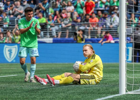 SEATTLE, WA - AUGUST 29: (left to right) Seattle Sounders FC defender Kalani Kossa-Rienzi (85) applauded Seattle Sounders FC goalkeeper Andrew Thomas (26) for trapping a shot on goal in the first half during the MLS, Fussball Herren, USA match between Chicago Fire FC and Seattle Sounders FC on August 29, 2026 at Lumen Field in Seattle, Washington. (Photo by Leslie Plaza Johnson Icon Sportswire) SOCCER: AUG 29 MLS Seattle Sounders FC vs Chicago Fire FC EDITORIAL USE ONLY Icon260829043