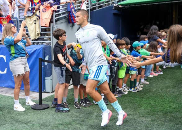 SEATTLE, WA - AUGUST 29: Fans wave as Seattle Sounders FC forward Dejan JoveljiÄ‡ (9) enters the pitch before the MLS, Fussball Herren, USA match between Chicago Fire FC and Seattle Sounders FC on August 29, 2026 at Lumen Field in Seattle, Washington. (Photo by Leslie Plaza Johnson Icon Sportswire) SOCCER: AUG 29 MLS Seattle Sounders FC vs Chicago Fire FC EDITORIAL USE ONLY Icon260829045