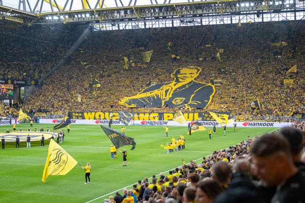 1. Bundesliga 26 27 - Borussia Dortmund - Hamburger SV am 29.08.2026 im Signal Iduna Park in Dortmund Choreo und Schweigeminute für Wolfgang Paul *** 1 Bundesliga 26 27 Borussia Dortmund vs. Hamburger SV on August 29, 2026, at Signal Iduna Park in Dortmund: Choreographed display and a moment of silence for Wolfgang Paul MT
