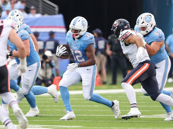 Aug 29, 2026; Nashville, Tennessee, USA; Tennessee Titans running back Nick Singleton (32) runs the ball during the NFL, American Football Herren, USA preseason game between the Chicago Bears and the Tennessee Titans at Nissan Stadium (Nashville). Mandatory Credit: -Cal Media NFL 2026: Bears Vs Titans AUG 29  - ZUMAc04_ 20260829_zma_c04_093 Copyright: xStephenxFurstx