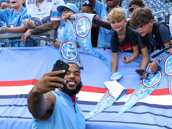 Aug 29, 2026; Nashville, Tennessee, USA; Tennessee Titans defensive tackle JEFFERY SIMMONS (98) takes a photo with young fans during warm-ups prior to the NFL, American Football Herren, USA pre-season game between the Chicago Bears and Tennessee Titans at Nissan Stadium (Nashville). NFL 2026: Preseason: Bears vs Titans  - ZUMAc04_ 20260829_zma_c04_033 Copyright: xStephenxFurstx