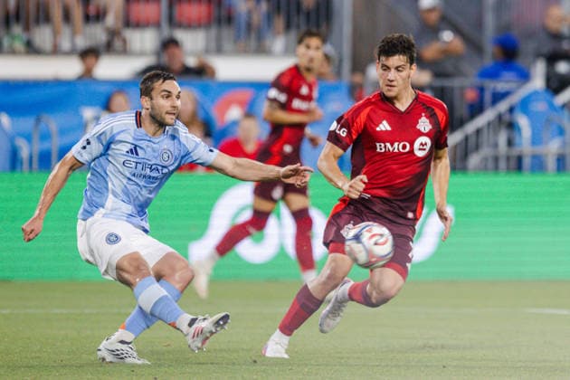 Djordje Mihailovic of Toronto FC contests with James Sands of New York City FC during the MLS, Fussball Herren, USA Regular Season match between Toronto FC and New York City FC on August 29, 2026 in BMO Field, Toronto, Ontario, Canada Copyright: xCurtisxWongx xSPPx Sportspressphoto_SPR219324
