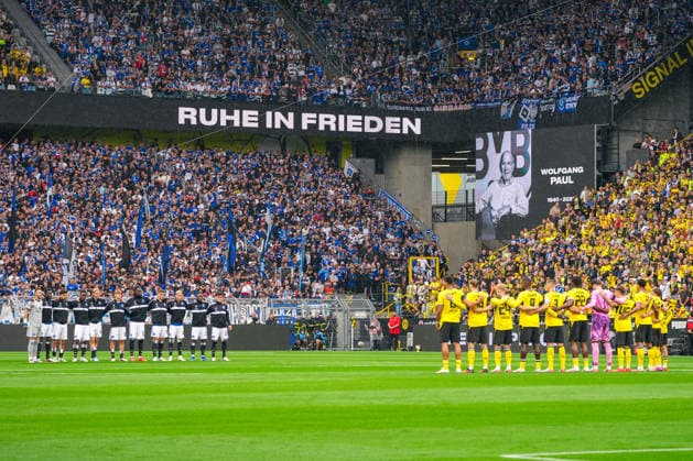 Schweigeminute Wolfgang Paul, Deutschland: Fussball, Bundesliga, Saison 2026 27, 1. Spieltag, 29.08.2026, Borussia Dortmund vs Hamburger SV, Signal-Iduna-Park (Dortmund, Nordrhein-Westfalen) *** Minute of Silence for Wolfgang Paul, German Soccer, Bundesliga, 2026–27 Season, Matchday 1, August 29, 2026, Borussia Dortmund vs. Hamburger SV, Signal Iduna Park, Dortmund, North Rhine-Westphalia Copyright: xLeonxFrickx