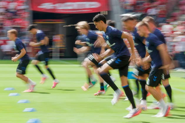 Im Bild: Santiago Castaneda (SC Paderborn 07, 5) waermt sich mit seinen Mannschaftskollegen auf, Sprint 29.08.2026, FSV Mainz 05 - SC Paderborn 07, 1. Bundesliga, 1. Spieltag, Deutschland, Mainz, MEWA Arena, DFL REGULATIONS PROHIBIT ANY USE OF PHOTOGRAPHS AS IMAGE SEQUENCES AND OR QUASI-VIDEO. *** Pictured: Santiago Castaneda of SC Paderborn 07, 5, warming up with his teammates, Sprint, August 29, 2026, FSV Mainz 05 vs. SC Paderborn 07, Bundesliga 1, Matchday 1, Germany, Mainz, MEWA Arena, DFL REGULATIONS PROHIBIT ANY USE OF PHOTOGRAPHS AS IMAGE SEQUENCES AND OR QUASI-VIDEO Copyright: HMBxMedia xJulienxBecker