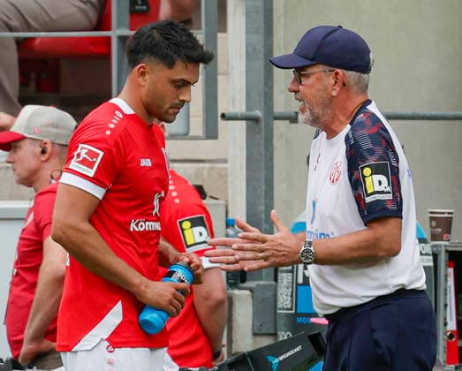 Im Bild: v.li. Nadiem Amiri (FSV Mainz 05, 10) und Trainer Urs Fischer (FSV Mainz 05) besprechen sich 29.08.2026, FSV Mainz 05 - SC Paderborn 07, 1. Bundesliga, 1. Spieltag, Deutschland, Mainz, MEWA Arena, DFL REGULATIONS PROHIBIT ANY USE OF PHOTOGRAPHS AS IMAGE SEQUENCES AND OR QUASI-VIDEO. *** In the photo, from left: Nadiem Amiri of FSV Mainz 05 (No. 10) and coach Urs Fischer of FSV Mainz 05 are talking on August 29, 2026, FSV Mainz 05 vs. SC Paderborn 07, Bundesliga 1, Matchday 1, Germany, Mainz, MEWA Arena. DFL regulations prohibit any use of photographs as image sequences and or quasi-video. Copyright: HMBxMedia xJulienxBecker