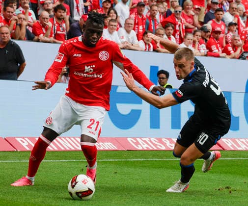 Im Bild: v.li. Danny da Costa (FSV Mainz 05, 21) am Ball gegen Gabriel Vidovic (SC Paderborn 07, 40) 29.08.2026, FSV Mainz 05 - SC Paderborn 07, 1. Bundesliga, 1. Spieltag, Deutschland, Mainz, MEWA Arena, DFL REGULATIONS PROHIBIT ANY USE OF PHOTOGRAPHS AS IMAGE SEQUENCES AND OR QUASI-VIDEO. *** In the photo, from left: Danny da Costa (FSV Mainz 05), 21, with the ball against Gabriel Vidovic (SC Paderborn 07), 40, on August 29, 2026, FSV Mainz 05 vs. SC Paderborn 07, Bundesliga 1, Matchday 1, Germany, Mainz, MEWA Arena, DFL REGULATIONS PROHIBIT ANY USE OF PHOTOGRAPHS AS IMAGE SEQUENCES AND OR QUASI-VIDEO Copyright: HMBxMedia xJulienxBecker
