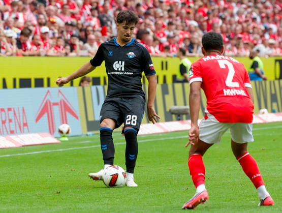 Im Bild: v.li. Laurin Ulrich (SC Paderborn 07, 28) am Ball gegen Phillipp Mwene (FSV Mainz 05, 2) 29.08.2026, FSV Mainz 05 - SC Paderborn 07, 1. Bundesliga, 1. Spieltag, Deutschland, Mainz, MEWA Arena, DFL REGULATIONS PROHIBIT ANY USE OF PHOTOGRAPHS AS IMAGE SEQUENCES AND OR QUASI-VIDEO. *** Pictured, from left: Laurin Ulrich (SC Paderborn 07, 28) challenging for the ball against Phillipp Mwene (FSV Mainz 05, 2) on August 29, 2026, FSV Mainz 05 vs. SC Paderborn 07, Bundesliga 1, Matchday 1, Germany, Mainz, MEWA Arena, DFL REGULATIONS PROHIBIT ANY USE OF PHOTOGRAPHS AS IMAGE SEQUENCES AND OR QUASI-VIDEO Copyright: HMBxMedia xJulienxBecker