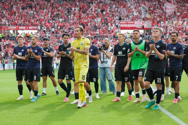 Im Bild: Die Mannschaft vom SC Paderborn 05 schenkt nach Spielende einen Applaus an seine Fans. 29.08.2026, FSV Mainz 05 - SC Paderborn 07, 1. Bundesliga, 1. Spieltag, Deutschland, Mainz, MEWA Arena, DFL REGULATIONS PROHIBIT ANY USE OF PHOTOGRAPHS AS IMAGE SEQUENCES AND OR QUASI-VIDEO. *** Pictured: The SC Paderborn 05 team applauds its fans after the game, August 29, 2026, FSV Mainz 05 vs. SC Paderborn 07, Bundesliga 1, Matchday 1, Germany, Mainz, MEWA Arena, DFL REGULATIONS PROHIBIT ANY USE OF PHOTOGRAPHS AS IMAGE SEQUENCES AND OR QUASI-VIDEO Copyright: HMBxMedia xJulienxBecker