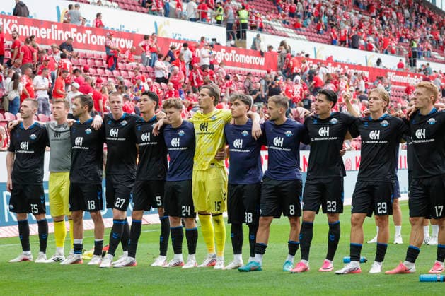 Im Bild: Die Mannschaft vom SC Paderborn 07 stellt sich nach Spielende zusammen vor den Block ihrer Fans. 29.08.2026, FSV Mainz 05 - SC Paderborn 07, 1. Bundesliga, 1. Spieltag, Deutschland, Mainz, MEWA Arena, DFL REGULATIONS PROHIBIT ANY USE OF PHOTOGRAPHS AS IMAGE SEQUENCES AND OR QUASI-VIDEO. *** Pictured: The SC Paderborn 07 team poses together in front of their fans section after the game, August 29, 2026, FSV Mainz 05 vs. SC Paderborn 07, Bundesliga 1, Matchday 1, Germany, Mainz, MEWA Arena, DFL REGULATIONS PROHIBIT ANY USE OF PHOTOGRAPHS AS IMAGE SEQUENCES AND OR QUASI-VIDEO Copyright: HMBxMedia xJulienxBecker