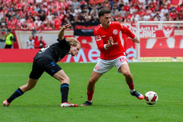 Im Bild: v.li. Mattes Hansen (SC Paderborn 07, 22) gegen Anthony Caci (FSV Mainz 05, 19) am Ball 29.08.2026, FSV Mainz 05 - SC Paderborn 07, 1. Bundesliga, 1. Spieltag, Deutschland, Mainz, MEWA Arena, DFL REGULATIONS PROHIBIT ANY USE OF PHOTOGRAPHS AS IMAGE SEQUENCES AND OR QUASI-VIDEO. *** Pictured, from left: Mattes Hansen of SC Paderborn 07, No. 22, against Anthony Caci of FSV Mainz 05, No. 19, with the ball on August 29, 2026, FSV Mainz 05 vs. SC Paderborn 07, Bundesliga 1, Matchday 1, Germany, Mainz, MEWA Arena; DFL regulations prohibit any use of photographs as image sequences and or quasi-video Copyright: HMBxMedia xJulienxBecker