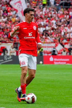 Im Bild: Anthony Caci (FSV Mainz 05, 19) am Ball 29.08.2026, FSV Mainz 05 - SC Paderborn 07, 1. Bundesliga, 1. Spieltag, Deutschland, Mainz, MEWA Arena, DFL REGULATIONS PROHIBIT ANY USE OF PHOTOGRAPHS AS IMAGE SEQUENCES AND OR QUASI-VIDEO. *** Pictured: Anthony Caci of FSV Mainz 05, age 19, with the ball on August 29, 2026, FSV Mainz 05 vs. SC Paderborn 07, Bundesliga 1, Matchday 1, Germany, Mainz, MEWA Arena; DFL REGULATIONS PROHIBIT ANY USE OF PHOTOGRAPHS AS IMAGE SEQUENCES AND OR QUASI-VIDEO Copyright: HMBxMedia xJulienxBecker