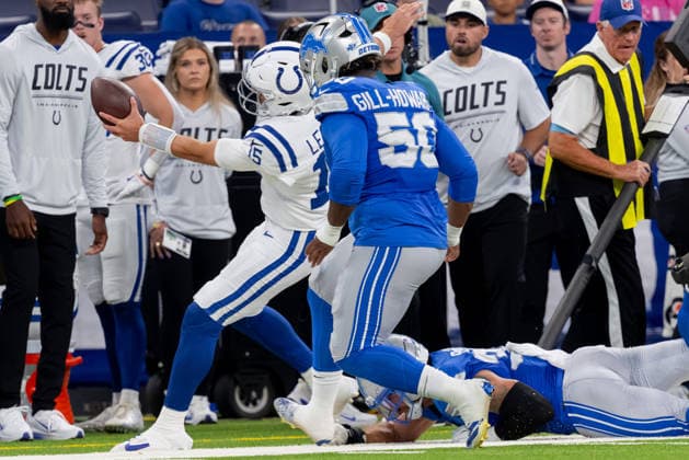 August 29, 2026, Indianapolis, Indiana, U.S: Indianapolis Colts quarterback Riley Leonard (15) extends the ball to the first down marker on a run during the preseason game between the Detroit Lions and the Indianapolis Colts at Lucas Oil Stadium, Indianapolis, Indiana. NFL, American Football Herren, USA 2026 Lions 25-16 Colts  - ZUMAs304 20260829_zaf_s304_041 Copyright: xScottxStuartx