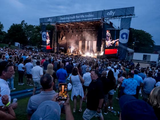 GRAND BLANC, MI - AUGUST 29: Country Music Artist Keith Urban performs after the second round of the PGA, Golf Herren TOUR Champions The Ally Challenge on August 29, 2026, at Warwick Hills Golf and Country Club in Grand Blanc, Michigan. (Photo by Joseph Weiser Icon Sportswire) GOLF: AUG 29 PGA TOUR Champions The Ally Challenge EDITORIAL USE ONLY Icon260829044
