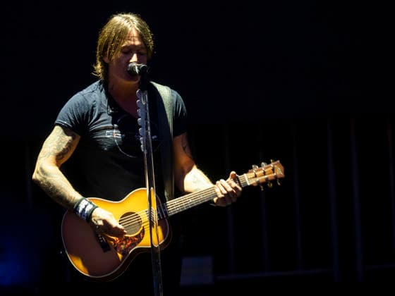 GRAND BLANC, MI - AUGUST 29: Country Music Artist Keith Urban performs a Dolly Parton tribute song after the second round of the PGA, Golf Herren TOUR Champions The Ally Challenge on August 29, 2026, at Warwick Hills Golf and Country Club in Grand Blanc, Michigan. (Photo by Joseph Weiser Icon Sportswire) GOLF: AUG 29 PGA TOUR Champions The Ally Challenge EDITORIAL USE ONLY Icon260829060