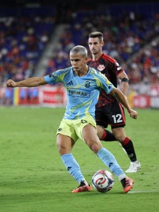 August 29, 2026, Harrison, New Jersey, USA: Philadelphia Union midfielder CAVAN SULLIVAN (6) shoots the ball during the second half of the match against Red Bull New York at Sports Illustrated Stadium in Harrison, New Jersey, USA. Soccer 2026: Red Bull New York 1 : 3 Philadelphia Union  - ZUMAc295 20260829_zsp_c295_010 Copyright: xJosexContrerasx