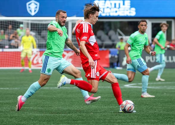 SEATTLE, WA - AUGUST 29: (left to right) Seattle Sounders FC forward Jordan Morris (13) chases Chicago Fire FC defender Jack Elliott (3) in the second half during the MLS, Fussball Herren, USA match between Chicago Fire FC and Seattle Sounders FC on August 29, 2026 at Lumen Field in Seattle, Washington. (Photo by Leslie Plaza Johnson Icon Sportswire) SOCCER: AUG 29 MLS Seattle Sounders FC vs Chicago Fire FC EDITORIAL USE ONLY Icon260829050