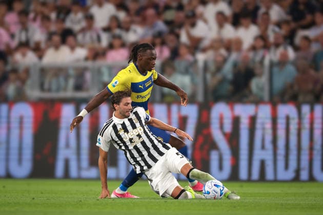 Juventus v Parma - Serie A - Allianz Stadium Turin, Italy, 29th August 2026. Manuel Locatelli of Juventus dispossesses Nesta Elphege of Parma Calcio during the Juventus vs Parma Serie A match at Allianz Stadium, Turin. Picture credit should read: Jonathan Moscrop Turin Allianz Stadium Italy