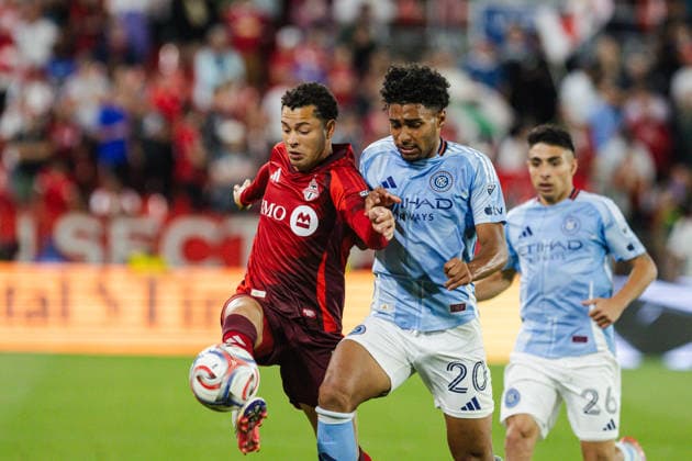 Matheus Pereira of Toronto FC contests with Luighi of New York City FC during the MLS, Fussball Herren, USA Regular Season match between Toronto FC and New York City FC on August 29, 2026 in BMO Field, Toronto, Ontario, Canada Copyright: xCurtisxWongx xSPPx Sportspressphoto_SPR219337