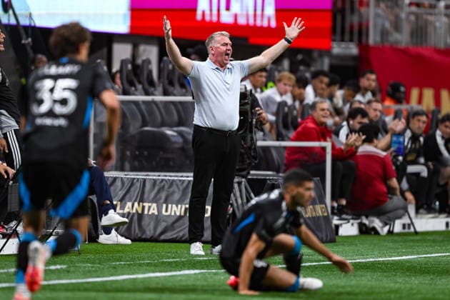 ATLANTA, GA - AUGUST 29: Charlotte head coach Dean Smith reacts during the MLS, Fussball Herren, USA match between Charlotte FC and Atlanta United FC on August 29th, 2026 at Mercedes-Benz Stadium in Atlanta, GA. (Photo by Rich von Biberstein Icon Sportswire) SOCCER: AUG 29 MLS Atlanta United vs Charlotte FC EDITORIAL USE ONLY Icon260829004