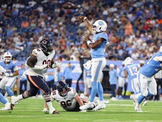 Aug 29, 2026; Nashville, Tennessee, USA; Tennessee Titans quarterback Hendon Hooker (16) lobs a pass over Chicago Bears defensive tackle Neville Gallimore (90) during the NFL, American Football Herren, USA preseason game between the Chicago Bears and the Tennessee Titans at Nissan Stadium (Nashville). Mandatory Credit: -Cal Media NFL 2026: Bears Vs Titans AUG 29  - ZUMAc04_ 20260829_zma_c04_209 Copyright: xStephenxFurstx