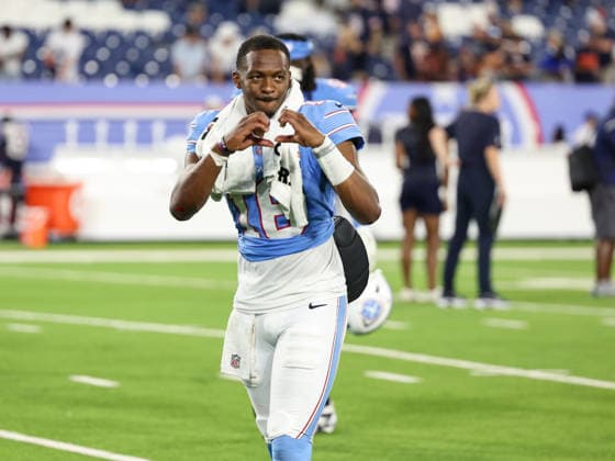 Aug 29, 2026; Nashville, Tennessee, USA; Tennessee Titans quarterback Hendon Hooker (16) throws up a heart sign to fans as he walks off the field after the NFL, American Football Herren, USA preseason game between the Chicago Bears and the Tennessee Titans at Nissan Stadium (Nashville). Mandatory Credit: -Cal Media NFL 2026: Bears Vs Titans AUG 29  - ZUMAc04_ 20260829_zma_c04_218 Copyright: xStephenxFurstx