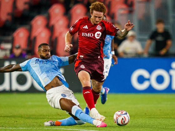 August 29, 2026, Toronto, On, Canada: New York City FC s Raul Gustavo (34) tackles Toronto FC s Josh Sargent (9) during second half MLS, Fussball Herren, USA soccer action in Toronto, on Saturday, Aug. 29, 2026. Canada News - August 29, 2026 - ZUMAc35_ 20260829_zaf_c35_171 Copyright: xKeitoxNewmanx
