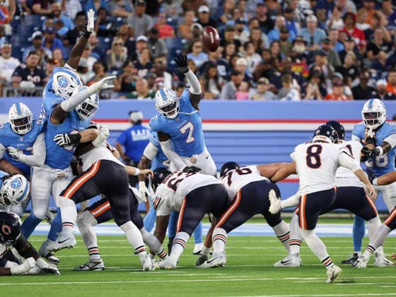 NFL, American Football Herren, USA 2026: Bears Vs Titans AUG 29 Aug 29, 2026; Nashville, Tennessee, USA; Tennessee Titans defensive end Oluwafemi Oladejo (7) attempts to block a field goal during the NFL preseason game between the Chicago Bears and the Tennessee Titans at Nissan Stadium (Nashville). Mandatory Credit: Stephen Furst-Cal Media (Credit Image: Â Stephen Furst Cal Sport Media) Nashville Tennessee USA EDITORIAL USE ONLY Copyright: xx ZUMA-20260829_zma_c04_214.jpg StephenxFurstx csmphotothree515418