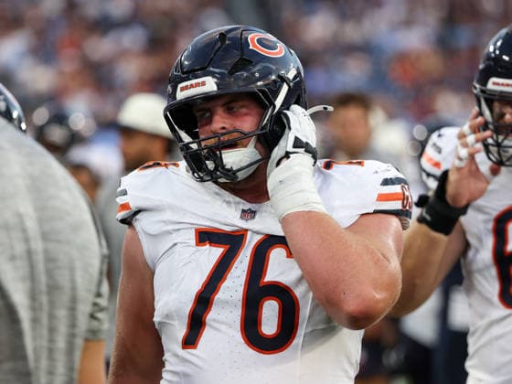 NFL, American Football Herren, USA 2026: Bears Vs Titans AUG 29 Aug 29, 2026; Nashville, Tennessee, USA; Chicago Bears guard Caden Barnett (76) removes his helmet on the sidelines after coming out of the NFL preseason game between the Chicago Bears and the Tennessee Titans at Nissan Stadium (Nashville). Mandatory Credit: Stephen Furst-Cal Media (Credit Image: Â Stephen Furst Cal Sport Media) Nashville Tennessee USA EDITORIAL USE ONLY Copyright: xx ZUMA-20260829_zma_c04_212.jpg StephenxFurstx csmphotothree515420