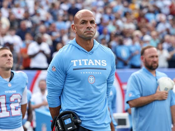 NFL, American Football Herren, USA 2026: Bears Vs Titans AUG 29 Aug 29, 2026; Nashville, Tennessee, USA; Tennessee Titans head coach Robert Saleh looks on during the singing of the National Anthem prior to the NFL preseason game between the Chicago Bears and the Tennessee Titans at Nissan Stadium (Nashville). Mandatory Credit: Stephen Furst-Cal Media (Credit Image: Â Stephen Furst Cal Sport Media) Nashville Tennessee USA EDITORIAL USE ONLY Copyright: xx ZUMA-20260829_zma_c04_211.jpg StephenxFurstx csmphotothree515421