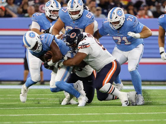 NFL, American Football Herren, USA 2026: Bears Vs Titans AUG 29 Aug 29, 2026; Nashville, Tennessee, USA; Tennessee Titans quarterback Hendon Hooker (16) is sacked by Chicago Bears defensive tackle Jayden Loving (91) during the NFL preseason game between the Chicago Bears and the Tennessee Titans at Nissan Stadium (Nashville). Mandatory Credit: Stephen Furst-Cal Media (Credit Image: Â Stephen Furst Cal Sport Media) Nashville Tennessee USA EDITORIAL USE ONLY Copyright: xx ZUMA-20260829_zma_c04_208.jpg StephenxFurstx csmphotothree515424