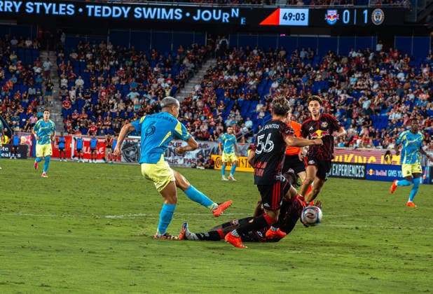 August 29, 2026, Harrison, New Jersey, USA: CAVAN SULLIVAN (6) of the Philadelphia Union scores to make it 2-0 during a Major League Soccer match against the New York Red Bulls at Sports Illustrated Stadium. MLS, Fussball Herren, USA 2026: Red Bull 1 Vs Philadelphia Union 3  - ZUMAp306 20260829_znp_p306_002 Copyright: xOmarxPerezxLopezx
