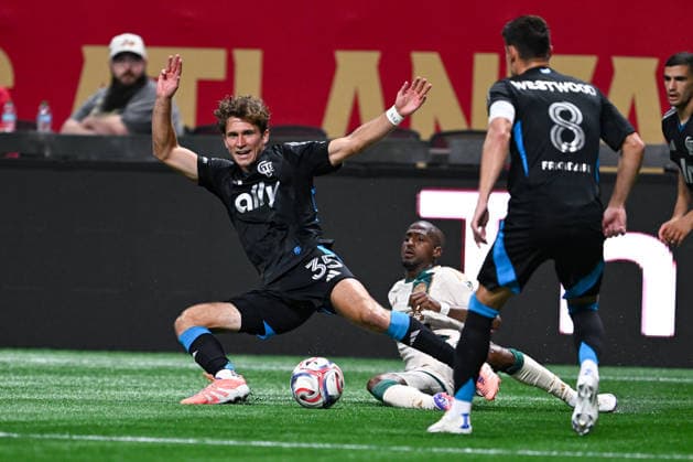 ATLANTA, GA - AUGUST 29: Will Cleary 35 of Charlotte FC is fouled during the MLS, Fussball Herren, USA match between Charlotte FC and Atlanta United FC on August 29th, 2026 at Mercedes-Benz Stadium in Atlanta, GA. (Photo by Rich von Biberstein Icon Sportswire) SOCCER: AUG 29 MLS Atlanta United vs Charlotte FC EDITORIAL USE ONLY Icon260829011