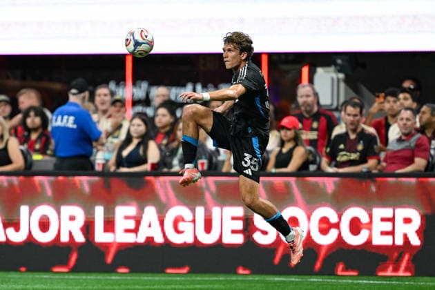 ATLANTA, GA - AUGUST 29: Will Cleary 35 of Charlotte FC goes airborne to control the ball during the MLS, Fussball Herren, USA match between Charlotte FC and Atlanta United FC on August 29th, 2026 at Mercedes-Benz Stadium in Atlanta, GA. (Photo by Rich von Biberstein Icon Sportswire) SOCCER: AUG 29 MLS Atlanta United vs Charlotte FC EDITORIAL USE ONLY Icon260829016