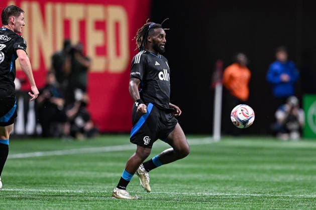 ATLANTA, GA - AUGUST 29: Allan Saint-Maximin 10 of Charlotte FC settles the ball during the MLS, Fussball Herren, USA match between Charlotte FC and Atlanta United FC on August 29th, 2026 at Mercedes-Benz Stadium in Atlanta, GA. (Photo by Rich von Biberstein Icon Sportswire) SOCCER: AUG 29 MLS Atlanta United vs Charlotte FC EDITORIAL USE ONLY Icon260829019