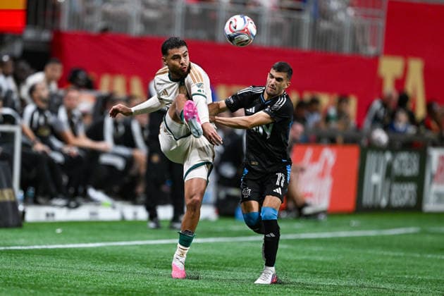 ATLANTA, GA - AUGUST 29: Paulo Diaz 27 of Atlanta passes the ball during the MLS, Fussball Herren, USA match between Charlotte FC and Atlanta United FC on August 29th, 2026 at Mercedes-Benz Stadium in Atlanta, GA. (Photo by Rich von Biberstein Icon Sportswire) SOCCER: AUG 29 MLS Atlanta United vs Charlotte FC EDITORIAL USE ONLY Icon260829023
