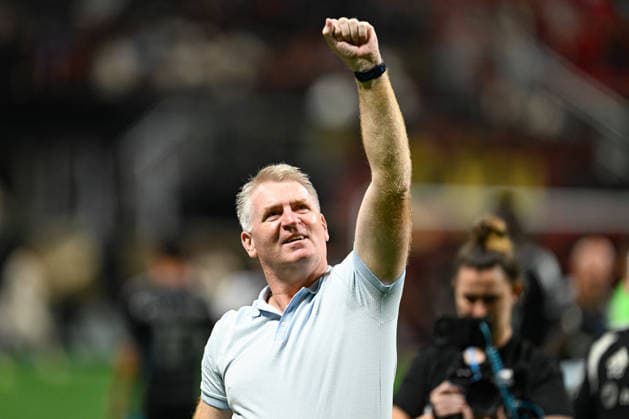 ATLANTA, GA - AUGUST 29: Charlotte head coach Dean Smith reacts to the fans following the conclusion of the MLS, Fussball Herren, USA match between Charlotte FC and Atlanta United FC on August 29th, 2026 at Mercedes-Benz Stadium in Atlanta, GA. (Photo by Rich von Biberstein Icon Sportswire) SOCCER: AUG 29 MLS Atlanta United vs Charlotte FC EDITORIAL USE ONLY Icon260829027