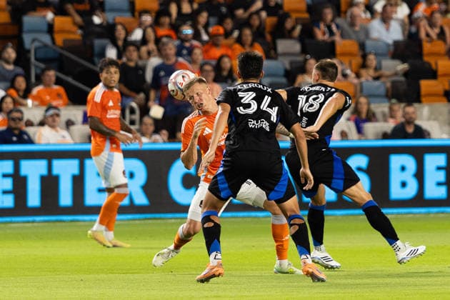 August 29, 2026, Houston, Texas, USA: Houston Dynamo FC midfielder MATEUSZ BOGUSZ (19) battles San Jose Earthquakes midfielder BEAU LEROUX (34) for the ball during the first half of an MLS, Fussball Herren, USA match against the Houston Dynamo on August 29, 2026, at Shell Energy Stadium in Houston, Texas. Soccer 2026: San Jose Earthquakes Vs Houston Dynamo  - ZUMAg287 20260829_zsp_g287_005 Copyright: xMatthewxGuzmanx