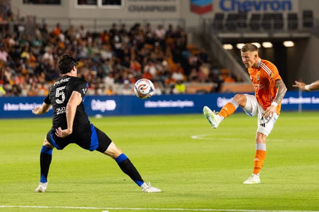 August 29, 2026, Houston, Texas, USA: Houston Dynamo FC midfielder MATEUSZ BOGUSZ (19) makes a failed goal attempt against San Jose Earthquakes defender DANIEL MUNIE (5) during the first half of an MLS, Fussball Herren, USA match against the Houston Dynamo on August 29, 2026, at Shell Energy Stadium in Houston, Texas. Houston USA - ZUMAg287 20260829_zsp_g287_021 Copyright: xMatthewxGuzmanx